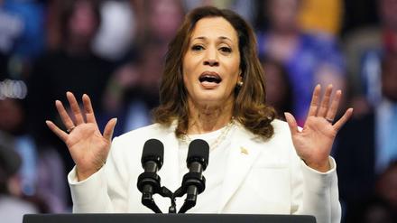 Die Präsidentschaftskandidatin Kamala Harris (59).