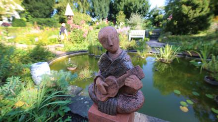Eine Ausstellung mit Werken der Keramikkünstlerin Dorothea Nerlich findet im Karl-Foerster-Garten in Potsdam statt.