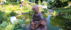 Eine Ausstellung mit Werken der Keramikkünstlerin Dorothea Nerlich findet im Karl-Foerster-Garten in Potsdam statt.