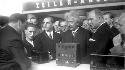 Albert Einstein eröffnet im Jahr 1930 die Funkausstellung. Er spricht über die Sender der Reichs-Rundfunk-Gesellschaft zur Bevölkerung.