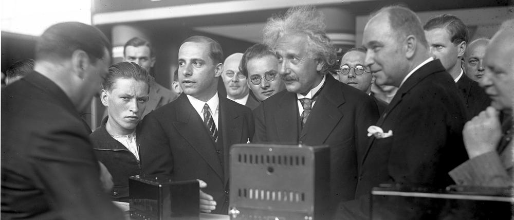 Albert Einstein eröffnet im Jahr 1930 die Funkausstellung. Er spricht über die Sender der Reichs-Rundfunk-Gesellschaft zur Bevölkerung.