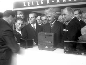 Albert Einstein eröffnet im Jahr 1930 die Funkausstellung. Er spricht über die Sender der Reichs-Rundfunk-Gesellschaft zur Bevölkerung.