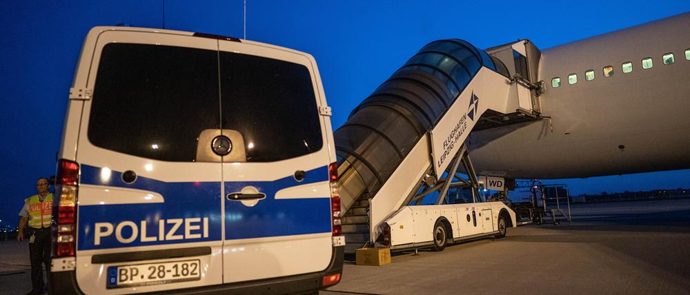Mit einem Sonderflug aus Leipzig wurden 28 verurteilte Straftäter aus Afghanistan in ihre Heimat abgeschoben.
