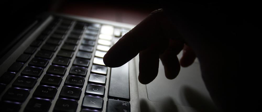 Bei deutlich mehr als der Hälfte der Fälle habe es sich um Beleidigungen gehandelt, die oft anonym über das Internet erfolgten.