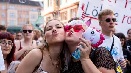 Zug der Liebe 2023 - Der politische Rave für mehr Mitgefühl, Nächstenliebe und soziales Engagement zieht unter dem Motto Mehr Liebe für die Welt von morgen durch Berlin. / Parade Of Love 2023 - The political rave for more compassion, charity and social commitment moves through Berlin under the motto More love for tomorrow s world . snapshot-photography/K.M.Krause *** Train Of Love 2023 The political rave for more compassion, charity and social commitment moves through Berlin under the motto More love for tomorrow s world snapshot photography K M Krause