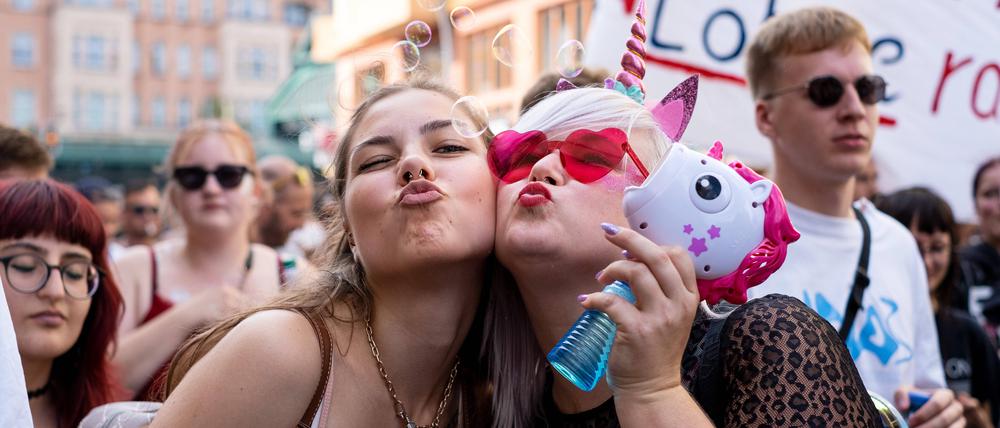 Zug der Liebe 2023 - Der politische Rave für mehr Mitgefühl, Nächstenliebe und soziales Engagement zieht unter dem Motto Mehr Liebe für die Welt von morgen durch Berlin. / Parade Of Love 2023 - The political rave for more compassion, charity and social commitment moves through Berlin under the motto More love for tomorrow s world . snapshot-photography/K.M.Krause *** Train Of Love 2023 The political rave for more compassion, charity and social commitment moves through Berlin under the motto More love for tomorrow s world snapshot photography K M Krause