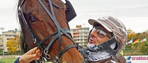 Ein ganz besonderes Pferd: Nicht nur sein ehemaliger Trainer Josef Franzl schaut zu dem Charity-Traber Trogir auf.