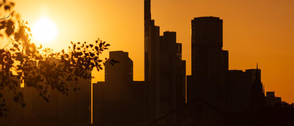 Sonnenuntergang hinter der Frankfurter Skyline.