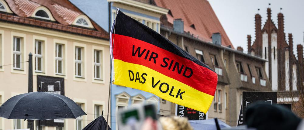 «Wir sind das Volk» steht auf einer schwarz-rot-goldenen Fahne bei einer Kundgebung auf dem Altmarkt, zu der die Mittelstandsinitiative Brandenburg aufgerufen hatte.