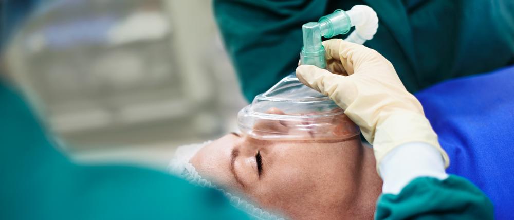 Eine Frau liegt mit Narkosemaske im OP (Symbolbild).