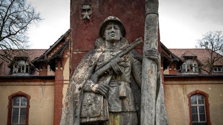 Denkmal für die sowjetischen Sanitäter des Zweiten Weltkrieges in Beelitz-Heilstätten. 