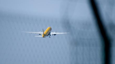 Ein DHL-Flugzeug beim Start am Flughafen Leipzig / Halle.