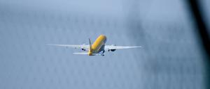 Ein DHL-Flugzeug beim Start am Flughafen Leipzig / Halle.