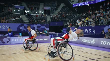 Thomas Wandschneider und Rick Hellmann bei ihrem Para Badminton Auftaktspiel in Paris.