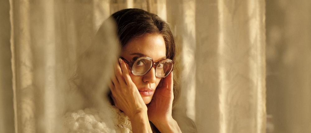 Changieren zweier fragiler Identitäten: Angelina Jolie als Maria Callas.  