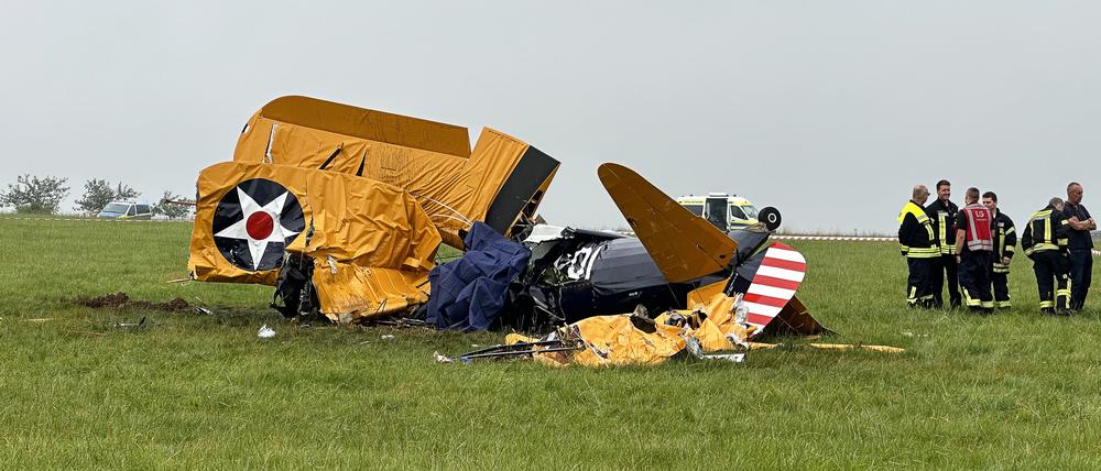 30.08.2024, Nordrhein-Westfalen, Nettersheim: Blick auf ein zerstörtes Kleinflugzeug an der Absturzstelle auf einem Feld. Beim Absturz eines mit zwei Personen besetzten Kleinflugzeugs ist ein Mensch ums Leben gekommen. Die zweite Person sei verletzt und werde in ein Krankenhaus gebracht, sagte eine Sprecherin der Kreispolizei Euskirchen. Foto: Sebastian Klemm/dpa +++ dpa-Bildfunk +++