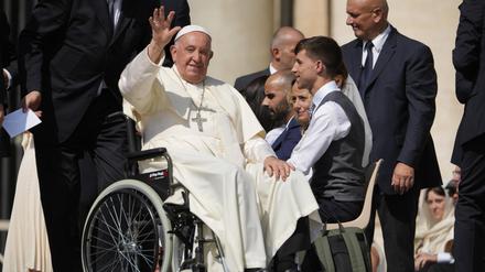 Papst Franziskus winkt, als er nach seiner wöchentlichen Generalaudienz Ende August 2024 den Petersplatz im Vatikan verlässt. 