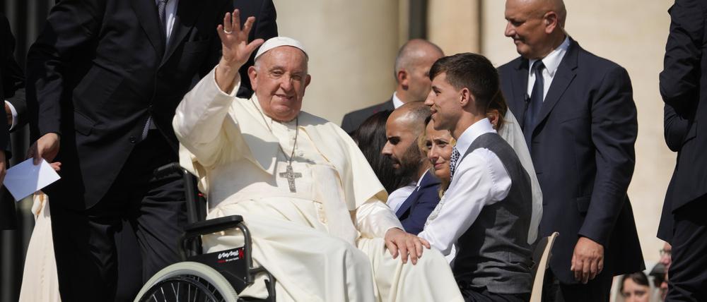 Papst Franziskus winkt, als er nach seiner wöchentlichen Generalaudienz Ende August 2024 den Petersplatz im Vatikan verlässt.