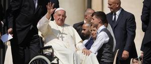 Papst Franziskus winkt, als er nach seiner wöchentlichen Generalaudienz Ende August 2024 den Petersplatz im Vatikan verlässt. 