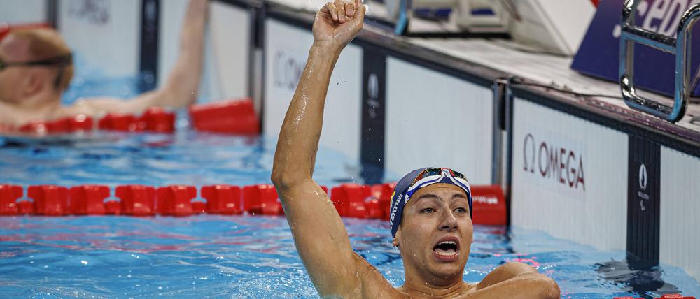Maurice Wetekam schwimmt über 100 Meter Brust auf den dritten Platz und gewinnt die erste deutsche Medaille in Paris.