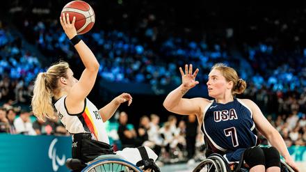 In ihrem Eröffnungsspiel verlieren die deutschen Frauen im Rollstuhlbasketball gegen die USA. 