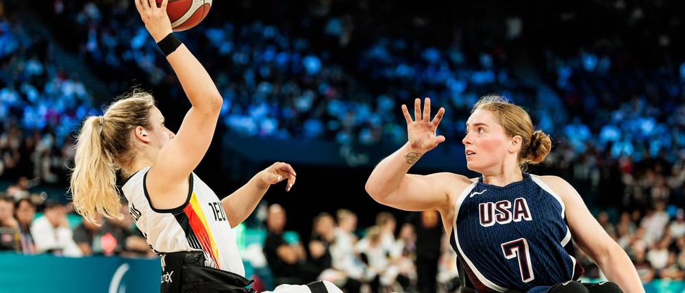 In ihrem Eröffnungsspiel verlieren die deutschen Frauen im Rollstuhlbasketball gegen die USA. 
