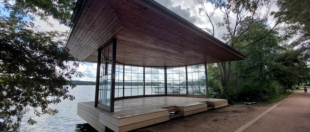 Der Musikpavillon am Regattahaus wurde 1932 nach Entwürfen des Stadtarchitekten Reinhold Mohr errichtet.