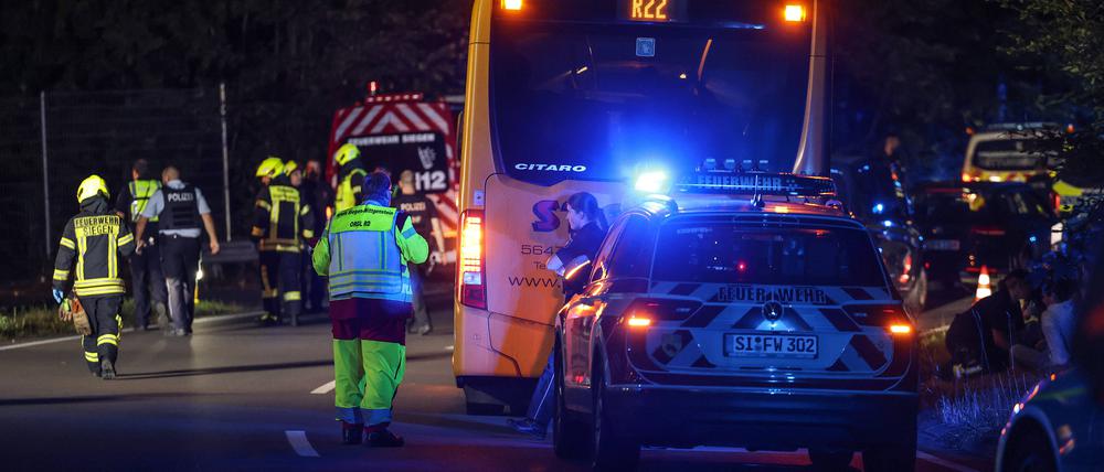 Eine Frau greift Personen in einem Bus in Siegen mit einem Messer an.