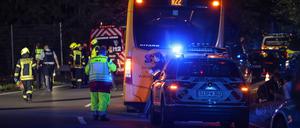 Eine Frau greift Personen in einem Bus in Siegen mit einem Messer an.