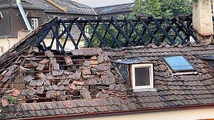 Blick auf einen ausgebrannten Dachstuhl eines Wohnhauses im Frankfurter Westend.