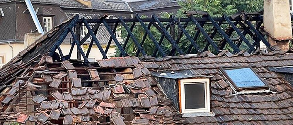 Blick auf einen ausgebrannten Dachstuhl eines Wohnhauses im Frankfurter Westend.