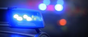 Ein Polizeiauto mit eingeschaltetem Blaulicht 