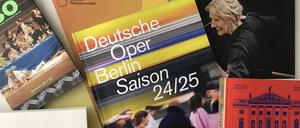 Eine Auswahl der Saisonbroschüren der Berliner Klassikinstitutionen. 