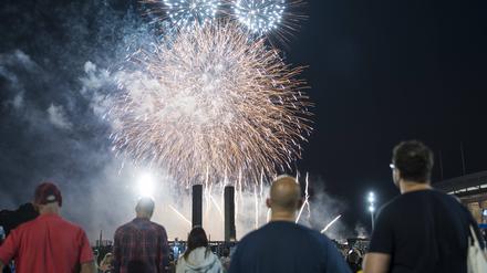  Zuschauer betrachten das Feuerwerk bei der Pyronale auf dem Maifeld am Olympiastadion, Berlin am 30. August 2024