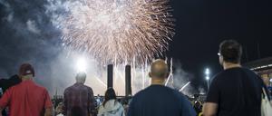  Zuschauer betrachten das Feuerwerk bei der Pyronale auf dem Maifeld am Olympiastadion, Berlin am 30. August 2024