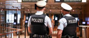 Beamte der Bundespolizei warten an der Einreisekontrolle auf ankommende Passagiere 