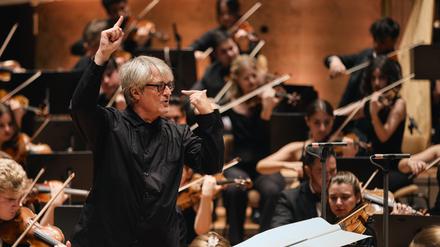 Ingo Metzmacher und das Gustav Mahler Jugendorchester am 30. August 2024 in der Philharmonie. 
