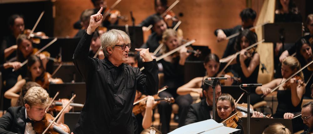 Ingo Metzmacher und das Gustav Mahler Jugendorchester am 30. August 2024 in der Philharmonie.