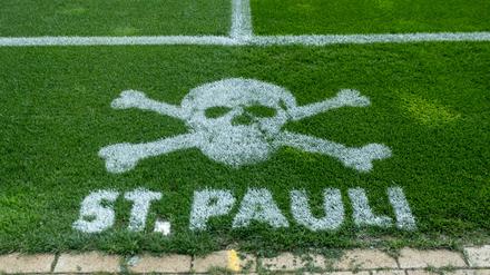 Logo von FC St. Pauli auf dem Rasen