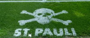 Logo von FC St. Pauli auf dem Rasen