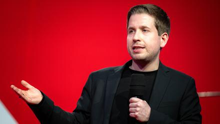 SPD-Generalsekretär Kevin Kühnert fordert die „staatstragenden Parteien in Regierung und Opposition“ auf, in der Migrationsdebatte „Maß und Mitte“ zu halten.