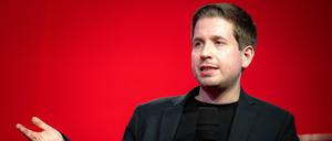 SPD-Generalsekretär Kevin Kühnert fordert die „staatstragenden Parteien in Regierung und Opposition“ auf, in der Migrationsdebatte „Maß und Mitte“ zu halten. 