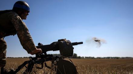 Ein ukrainischer Soldat feuert auf eine russische Stellung.