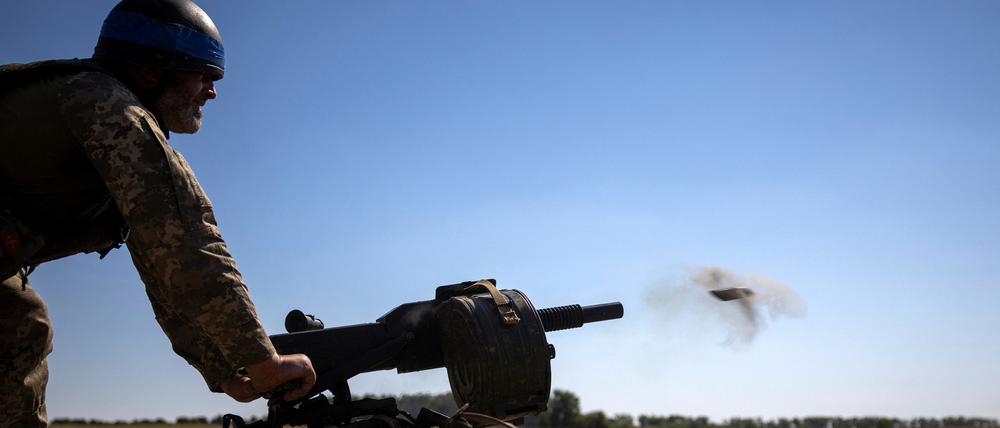 Ein ukrainischer Soldat feuert auf eine russische Stellung.