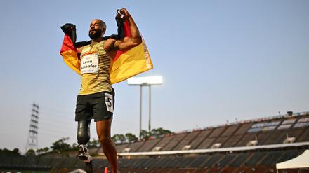 Schäfer feiert seine Goldmedaille bei der WM in Kobe, Japan