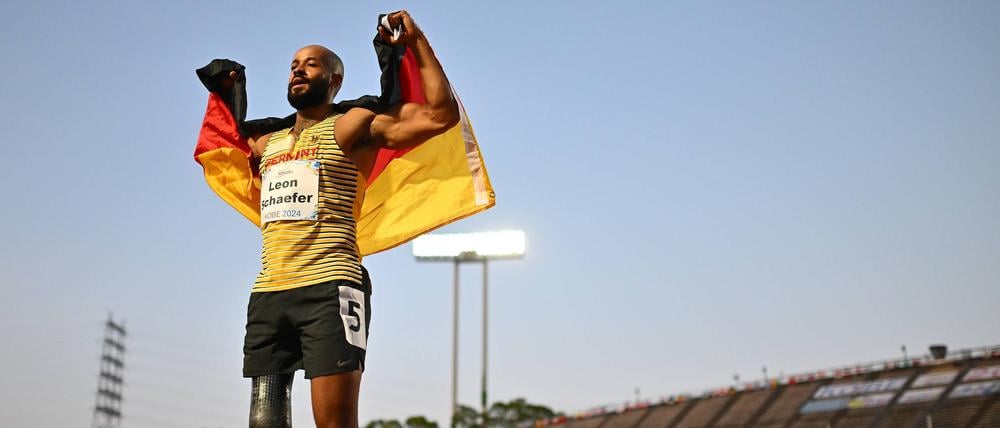 Schäfer feiert seine Goldmedaille bei der WM in Kobe, Japan