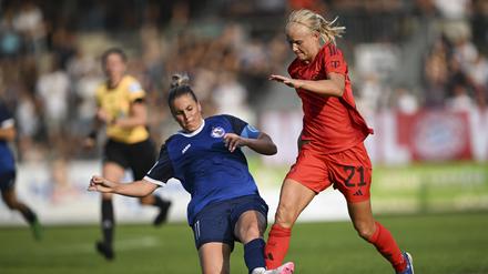 Turbines Jennifer Cramer (links) bekam gegen den FC Bayern (rechts Pernille Harder) immer wieder den Fuß dazwischen.