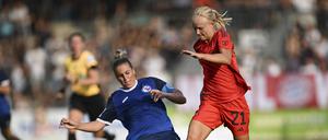 Turbines Jennifer Cramer (links) bekam gegen den FC Bayern (rechts Pernille Harder) immer wieder den Fuß dazwischen.