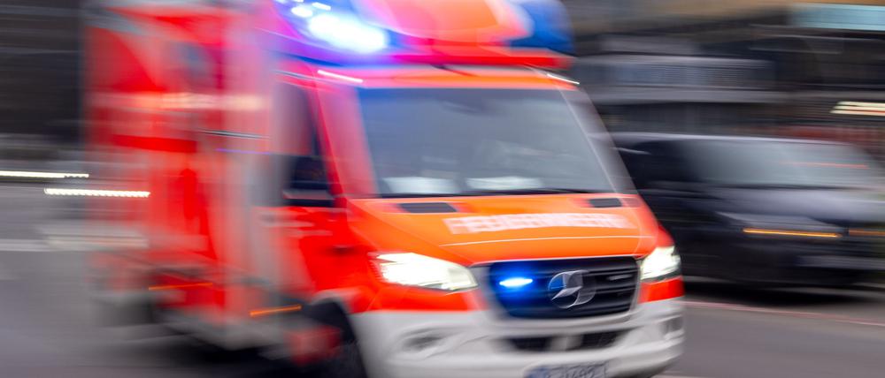 Ein Rettungswagen der Feuerwehr fährt mit Blaulicht zum Einsatz.