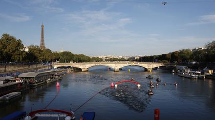 Schwimmer in der Seine beim olympischen Triathlon der Männer.